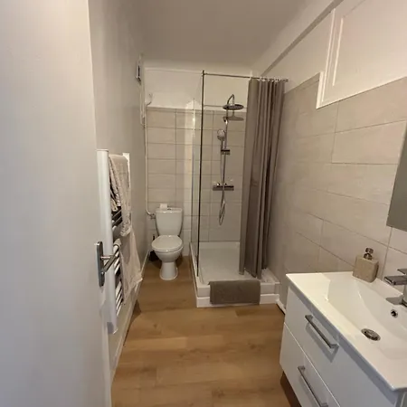 Vue à Deux Pas De La *